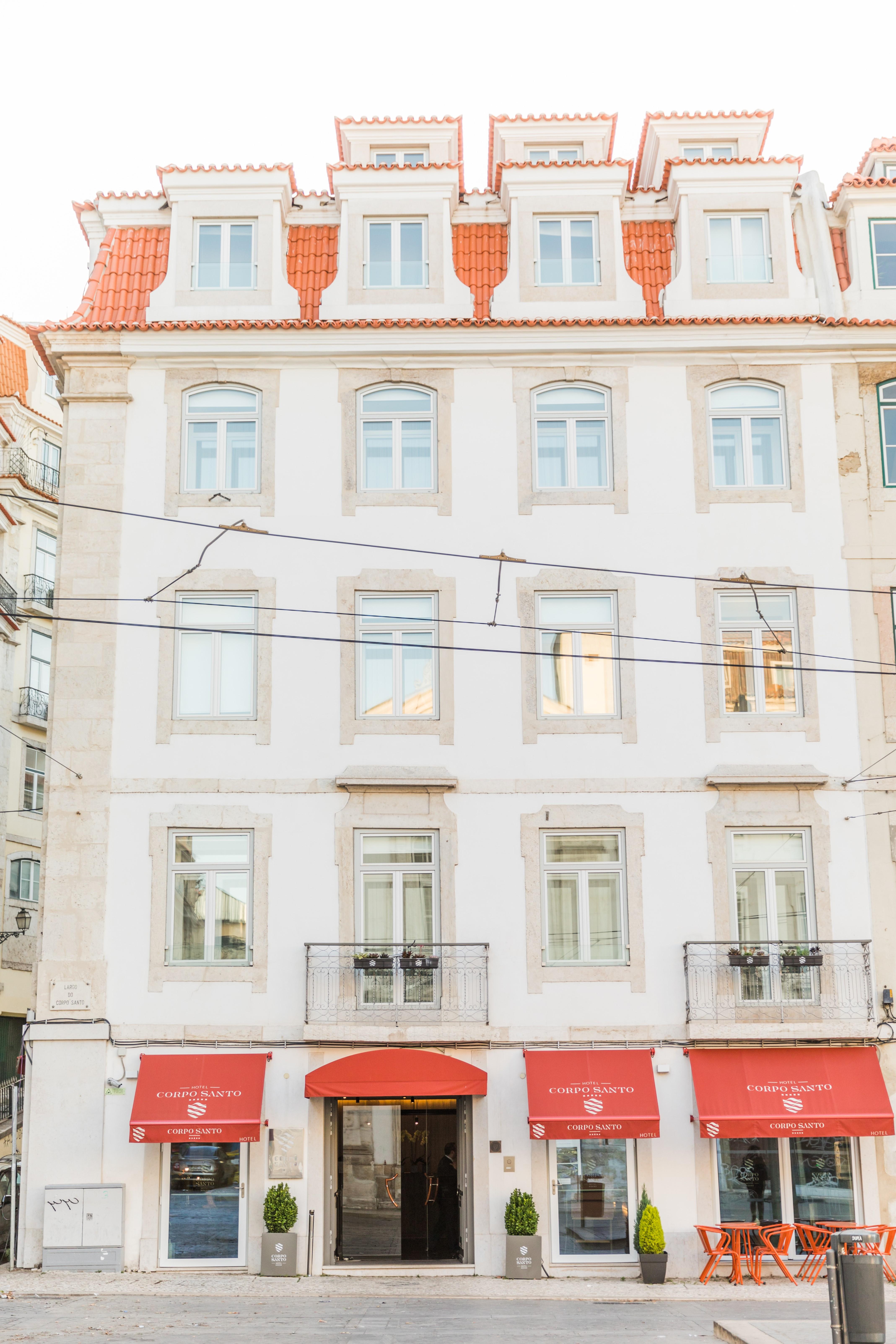 Corpo Santo Lisbon Historical Hotel Екстериор снимка The facade of the former convent of the Order of the Holy Sepulchre